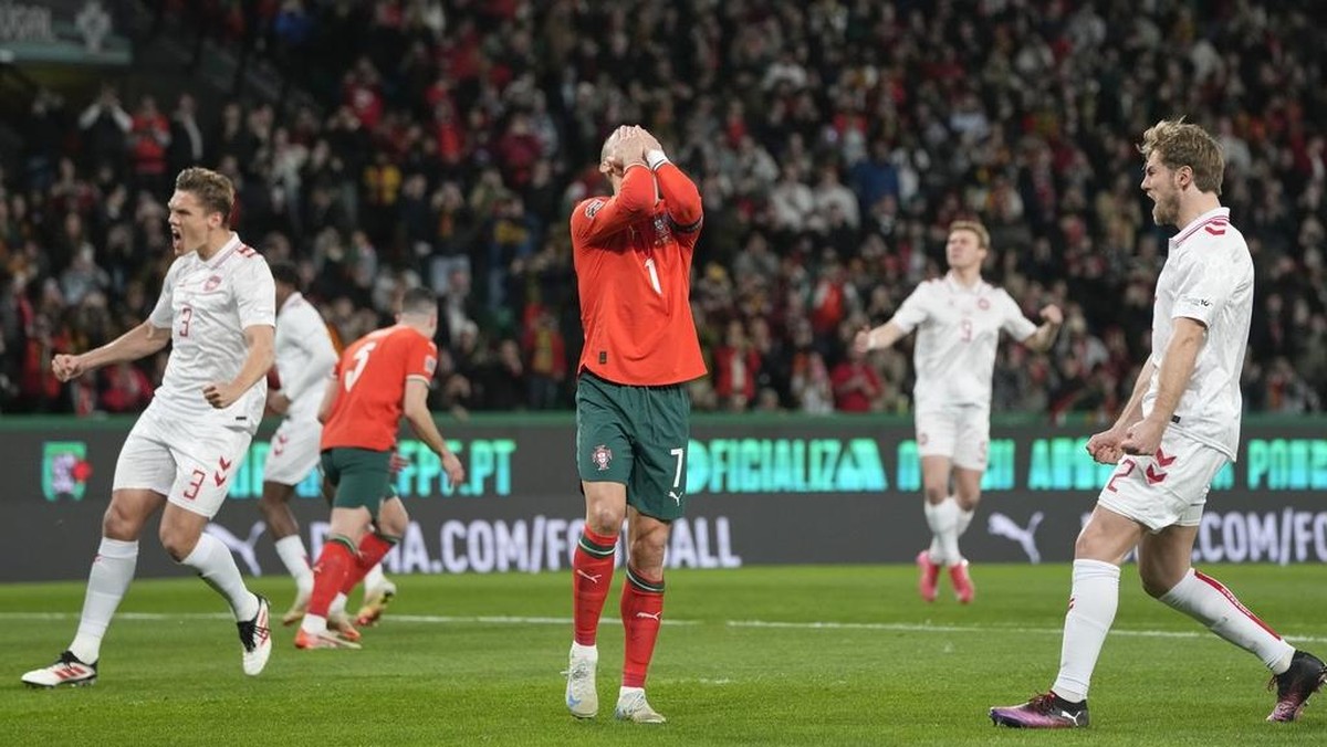 Kegagalan Cristiano Ronaldo bikin gol dari tendangan penalti saat Portugal vs Denmark . Foto: AP/Armando Franca