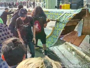 Pendemo Makin Anarkis, Gapura Gedung Grahadi Dirobohkan
