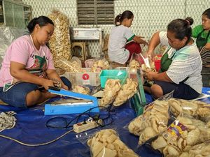 Permintaan Kerupuk Rambak Tulungagung Meningkat 200% Jelang Lebaran Permintaan Kerupuk Rambak Tulungagung Meningkat 200% Jelang Lebaran