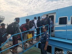 Pemudik Tujuan Bawean Mulai Padati Pelabuhan Gresik