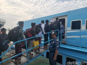 Pemudik Tujuan Bawean Mulai Padati Pelabuhan Gresik Pemudik Tujuan Bawean Mulai Padati Pelabuhan Gresik