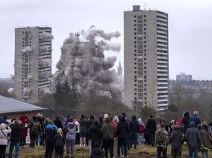 Perobohan 3 Apartemen di Skolatlandia Jadi Tontonan Warga Perobohan 3 Apartemen di Skolatlandia Jadi Tontonan Warga