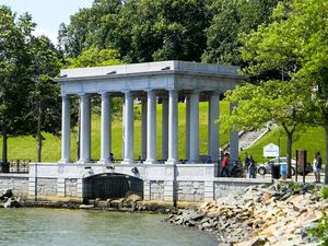 Plymouth Rock: Bukan Monumen Megah, Batu Berukuran Biasa Kunci Sejarah AS Plymouth Rock: Bukan Monumen Megah, Batu Berukuran Biasa Kunci Sejarah AS