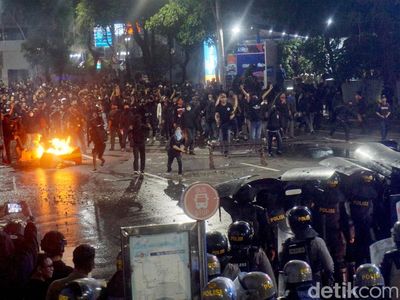 Polisi Pukul Mundur Massa Tolak UU TNI di Surabaya