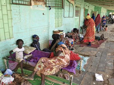 Potret Pilu Keluarga Pengungsi Sudan Berlindung di Gedung Sekolah