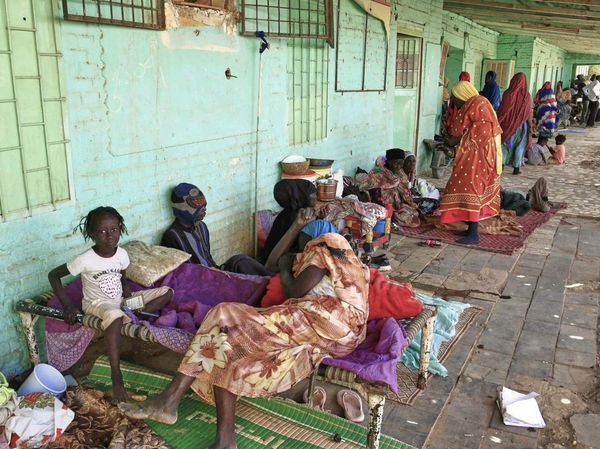 Potret Pilu Keluarga Pengungsi Sudan Berlindung di Gedung Sekolah