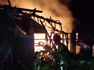 Petaka Saat Buka Puasa, Rumah di Kawali Ciamis Ludes Terbakar Petaka Saat Buka Puasa, Rumah di Kawali Ciamis Ludes Terbakar