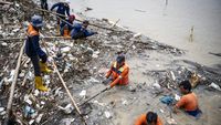 Tumpukan Sampah di Banjir Kanal Timur Semarang Dibersihkan