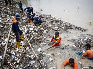 Tumpukan Sampah di Banjir Kanal Timur Semarang Dibersihkan