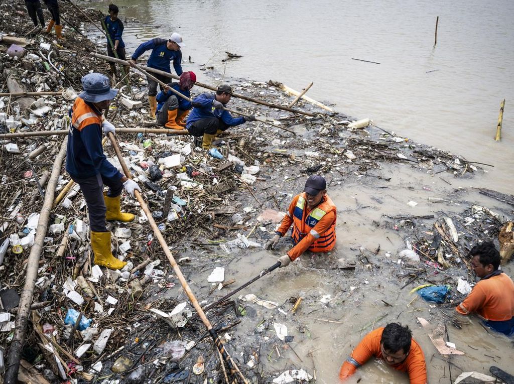 Tumpukan Sampah di Banjir Kanal Timur Semarang Dibersihkan Tumpukan Sampah di Banjir Kanal Timur Semarang Dibersihkan