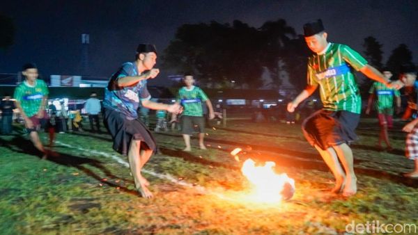 Keseruan Santri Ikuti Turnamen Sepak Bola Api di Markas TNI