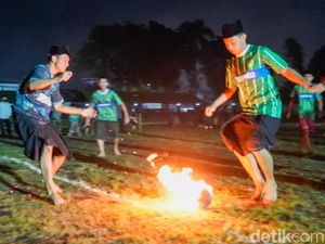 Keseruan Santri Ikuti Turnamen Sepak Bola Api di Markas TNI