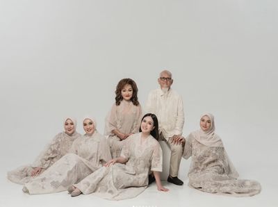 8 Foto Shandy Aulia Pemotretan Keluarga Jelang Lebaran, Tampil Serba Coklat