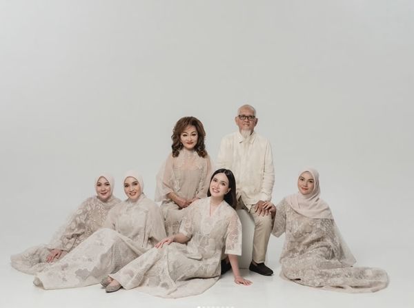 8 Foto Shandy Aulia Pemotretan Keluarga Jelang Lebaran, Tampil Serba Coklat