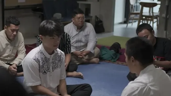 Potret Steven Wongso Dibimbing Ustaz Felix Siauw untuk Hijrah