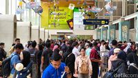 Suasana Stasiun Pasar Senen Mulai Disesaki Pemudik