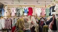 THR Cair, Warga Ramai-ramai Berburu Baju Lebaran