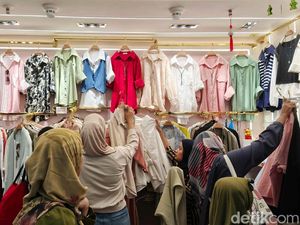 THR Cair, Warga Ramai-ramai Berburu Baju Lebaran THR Cair, Warga Ramai-ramai Berburu Baju Lebaran