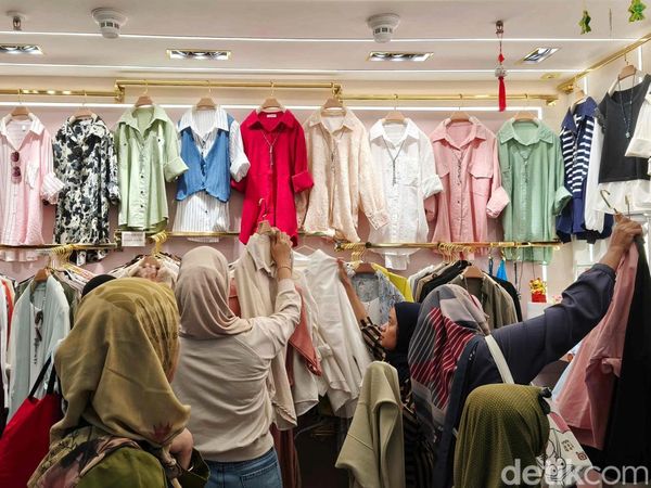 THR Cair, Warga Ramai-ramai Berburu Baju Lebaran