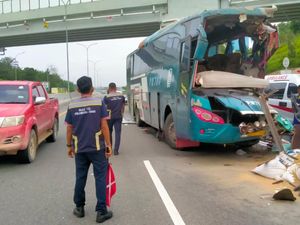 Bus PMTOH Tabrak Truk Tronton di Tol Pekanbaru-Dumai, 1 Tewas Bus PMTOH Tabrak Truk Tronton di Tol Pekanbaru-Dumai, 1 Tewas