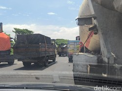 Pengguna Jalan Keluhkan Kendaraan Berat Melintas di Tol Romokalisari