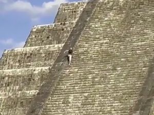 Turis Panjat Kuil Suku Maya, Bonyok di Tangan Warga Turis Panjat Kuil Suku Maya, Bonyok di Tangan Warga