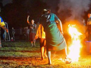 Semarak Tradisi Turnamen Sepak Bola Api di Garut