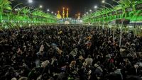Umat Muslim di Irak Penuhi Makam Imam Abbas pada Malam ke-23 Ramadan