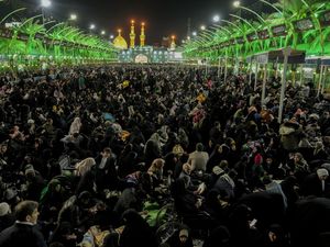 Umat Muslim di Irak Penuhi Makam Imam Abbas pada Malam ke-23 Ramadan