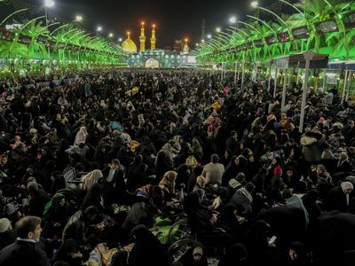 Umat Muslim di Irak Penuhi Makam Imam Abbas pada Malam ke-23 Ramadan