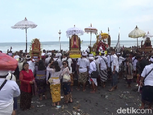 Umat Hindu Suku Tengger Gelar Upacara Melasti di Pantai Selatan Lumajang Umat Hindu Suku Tengger Gelar Upacara Melasti di Pantai Selatan Lumajang