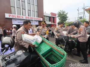 Ribuan Paket Beras Zakat Fitrah Dibagikan ke Dhuafa di Bojonegoro