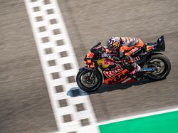 MotoGP Republik Ceko 2025: Bastianini Jatuh, Motornya Hancur!