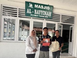 Jelang Lebaran, Andre Rosiade Bagikan Ribuan Paket Sembako & Sarung untuk Garin di Sumbar