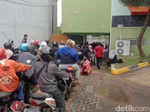 Warga Indramayu Rela Antre Berjam-jam demi Hidupkan Kendaraannya Warga Indramayu Rela Antre Berjam-jam demi Hidupkan Kendaraannya