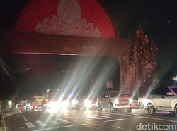 H-4 Nyepi, Jalan Raya Denpasar-Gilimanuk di Abiantuwung Tabanan Macet Malam Ini