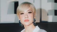 7 Foto BCL Tampil Bak Barbie Dengan Rambut Blonde di Usia 42, Cantik Memukau