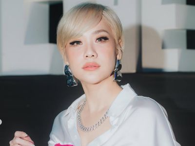 7 Foto BCL Tampil Bak Barbie Dengan Rambut Blonde di Usia 42, Cantik Memukau
