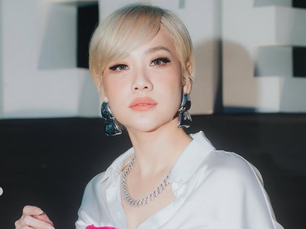 7 Foto BCL Tampil Bak Barbie Dengan Rambut Blonde di Usia 42, Cantik Memukau