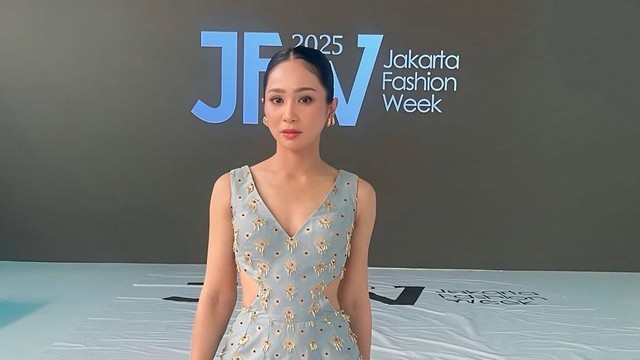 Update Informasi Selebriti InsertLive : Terdakwa Tak Hadir, Sidang Kasus Penipuan yang Dialami Bunga Zainal Tertunda Lagi