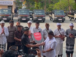 Pemkab Jembrana Serahkan 21 Pikap untuk Desa Adat-Dana Perawatan Rp 5 Juta