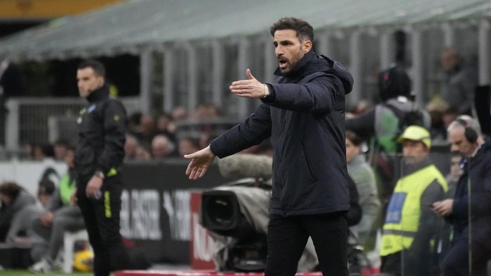 Comos head coach Cesc Fabregas reacts during the Italian Serie A soccer match between AC Milan and Como at the San Siro Stadium in Milan, Italy, Saturday, March 15, 2025. (AP Photo/Antonio Calanni)