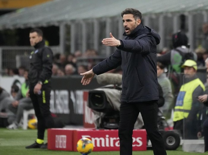 Como's head coach Cesc Fabregas reacts during the Italian Serie A soccer match between AC Milan and Como at the San Siro Stadium in Milan, Italy, Saturday, March 15, 2025. (AP Photo/Antonio Calanni)