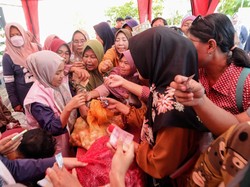 Emak-emak Serbu Pasar Murah di Ponorogo