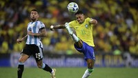 Perjalanan panjang dari satu tempat ke tempat lain juga kerap mengganggu waktu istirahat para pemain top, terutama yang berasal dari luar Eropa karena harus terbang antarbenua demi memenuhi jadwal klub dan timnas. Namun belum ada tanda-tanda FIFA akan menganggap serius masalah ini. Foto: AFP/CARL DE SOUZA