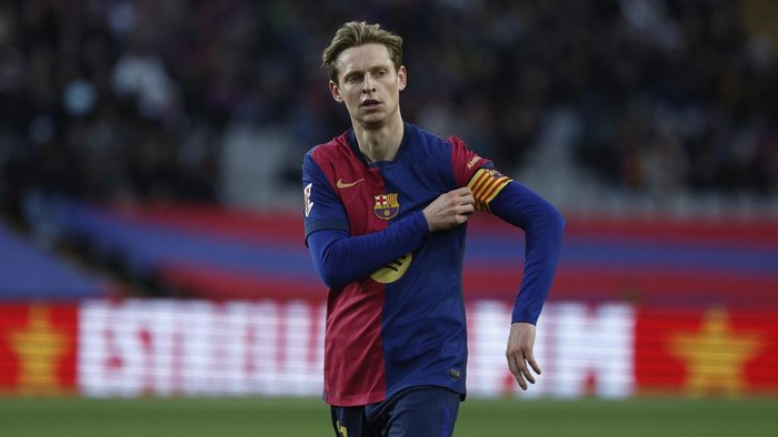 Barcelonas Frenkie de Jong adjusts captains armband during the Spanish La Liga soccer match between Barcelona and Real Sociedad at the Lluis Companys Olympic Stadium in Barcelona, Spain, Sunday, March 2, 2025. (AP Photo/Joan Monfort)