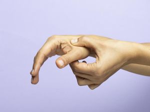 Apakah Membunyikan Kretek pada Sendi Jari Berbahaya? Ini Penjelasan Pakar