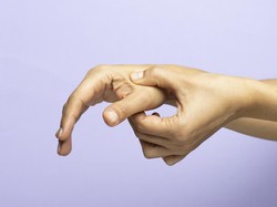 Apakah Membunyikan Kretek pada Sendi Jari Berbahaya? Ini Penjelasan Pakar