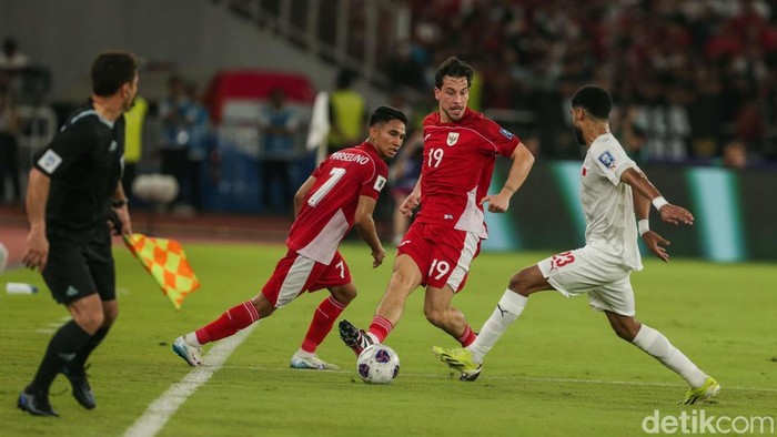 Indonesia Vs Bahrain Timnas Indonesia sementara memimpin 1-0 atas Bahrain. Keunggulan tercipta berkat gol Ole Romeny memanfaatkan umpan Marselino Ferdinan. Indonesia menghadapi Bahrain di Stadion Utama Gelora Bung Karno, Selasa (25/3/2025) malam WIB