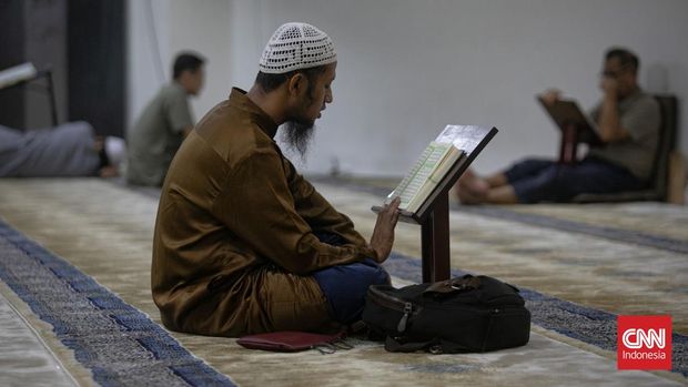Jamaah beristirahat saat itikaf di Masjid Al Falah Apartemen Bassura City, Jakarta, Senin (24/3/2025) malam. (CNN Indonesia/Adi Ibrahim)
